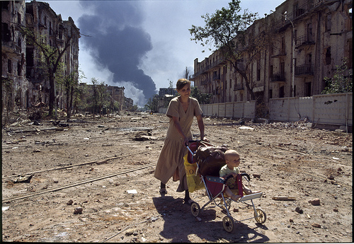 Lauren Van Der Stockt_ Una mujer vuelve a casa con su hijo tras la batalla..., 1996. Grozny, Chechenia. GAMMA