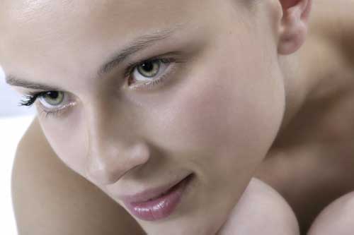 woman-with-natural-makeup