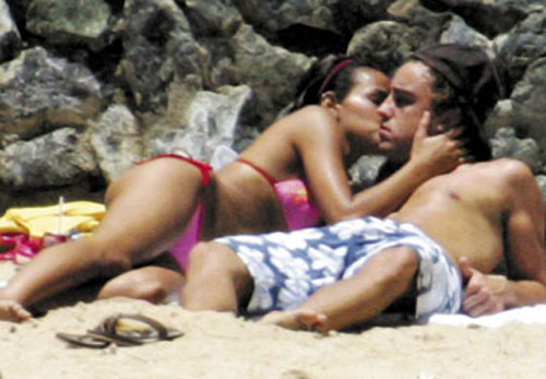 Fernando-Alonso-y-Raquel-de-Rosario-en-la-playa-888