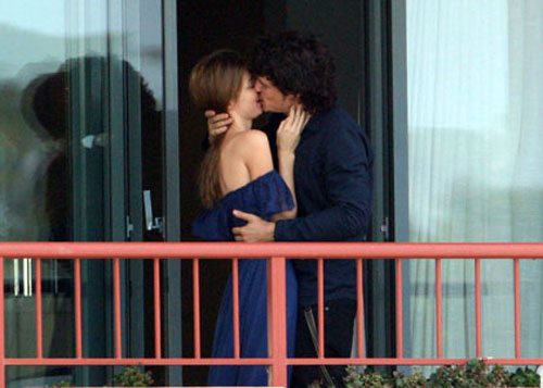 orlando_miranda_balcony_smooch