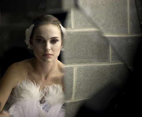  Cisne Negro con Natalie Portman bailando entre las tendencias de maquillaje y peluquería