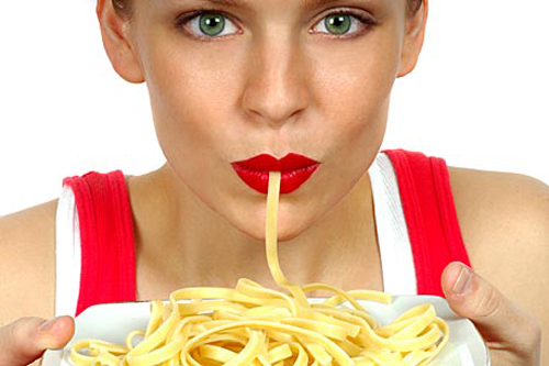 Woman-eating-pasta