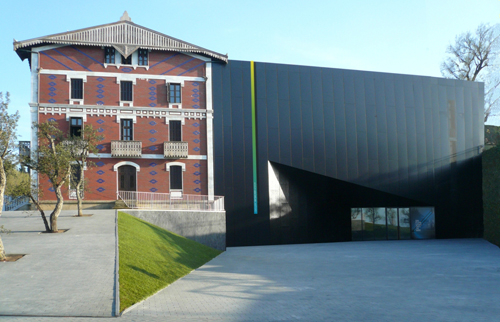 Fachada principal del Museo Cristóbal Balenciaga