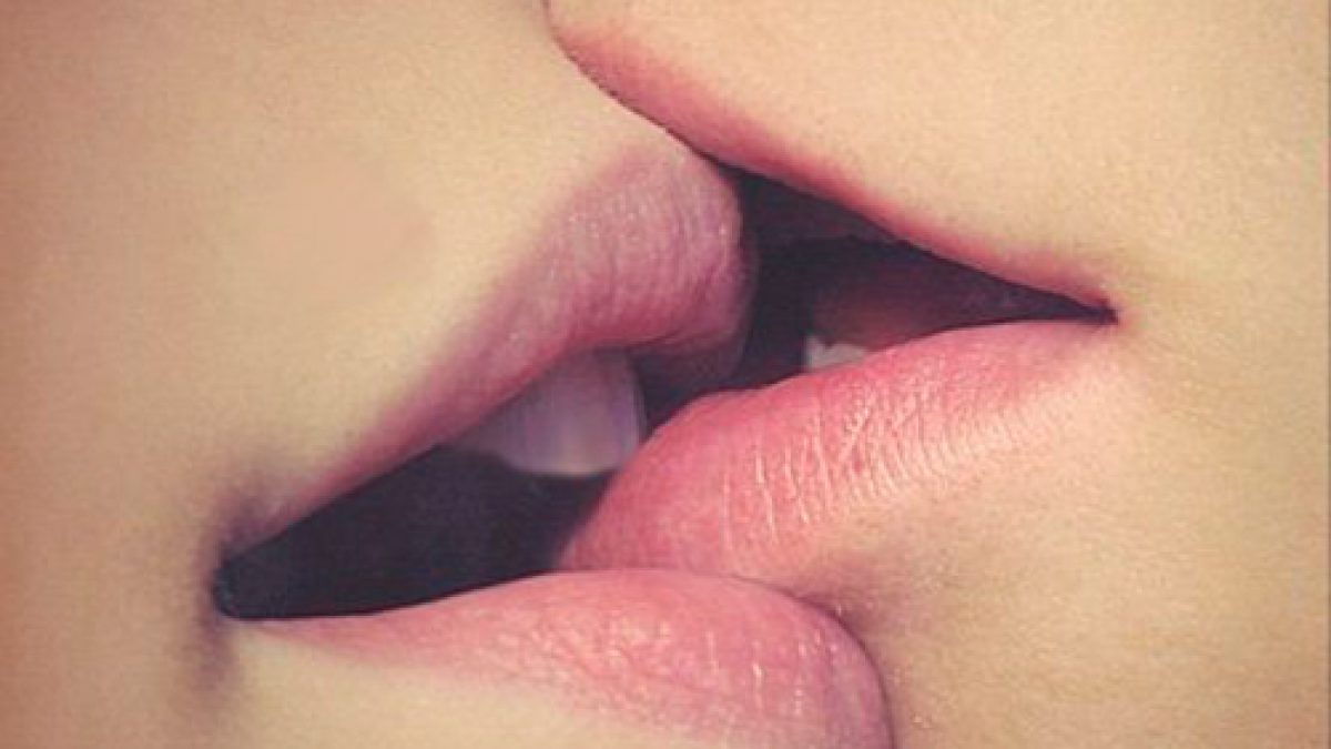 Укус соска. Поцелуй в губы. Губы парня и девушки. Страстные губы. Поцелуй с языком.