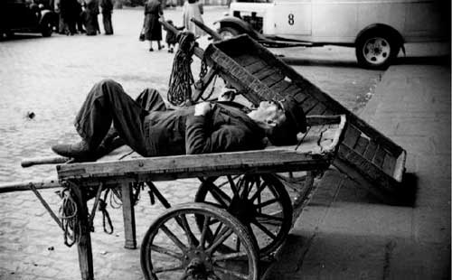 Hombre-durmiendo-siesta-1930