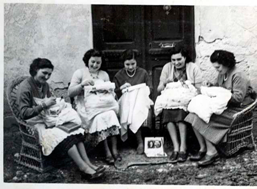 Mujeres-cosiendo