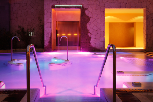 Imagen nocturna del Spa L'Occitane en el Gran Hotel Bahía del Duque´Resort