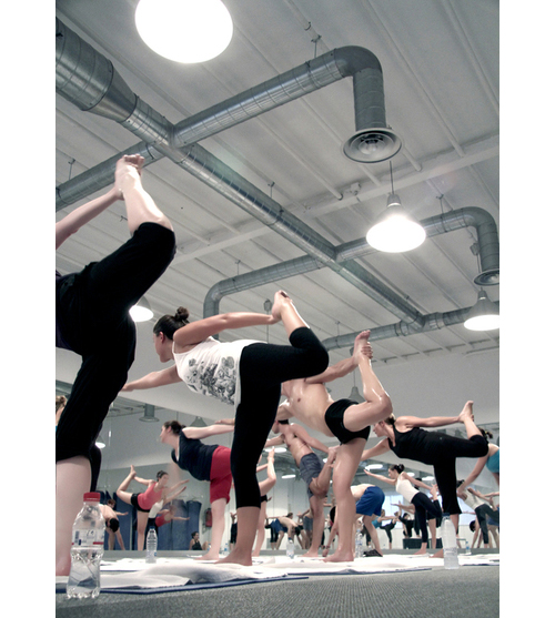 Practicando bikram yoga