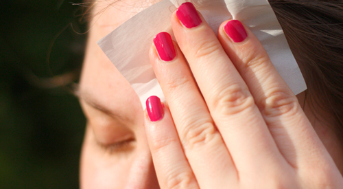 Papel matificante sobre la cara