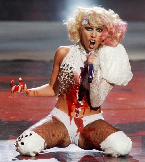 Lady Gaga en un concierto con sangre