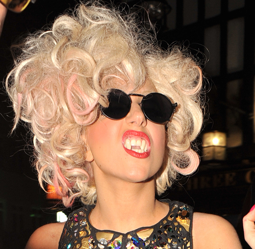 Lady Gaga con dientes de vampiresa