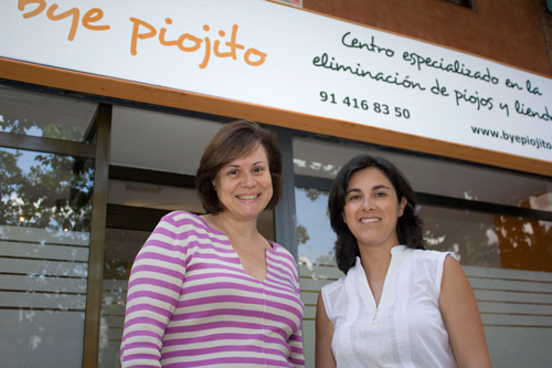 Vanesa Arce y Elisa de la Riva en la puerta de su centro Bye Piojito