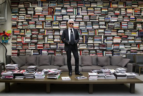 Karl Lagerfeld en su biblioteca