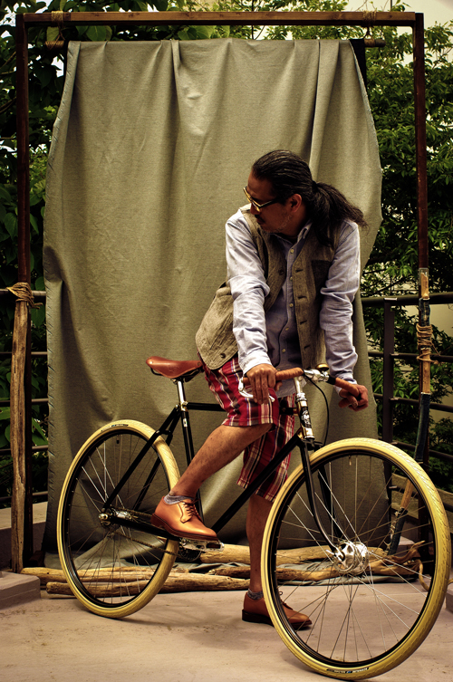 Imagen de ciclista vestido con prendas PEdALED