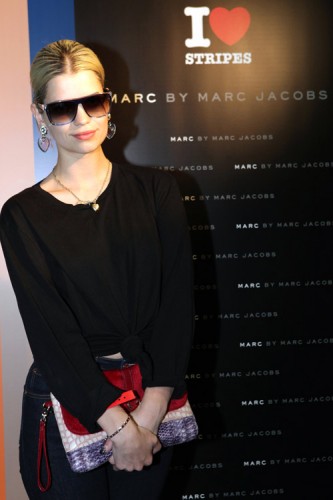 pixie gledof, cantante, con gafas de Marc jacobs