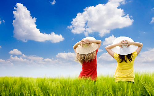 Niños tomando el sol con sombrero
