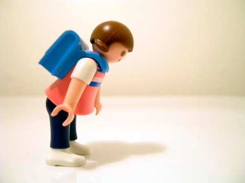Imagen de un click de Playmobil con una mochila