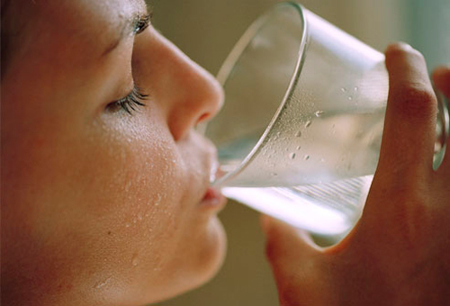 Mujer bebiendo agua