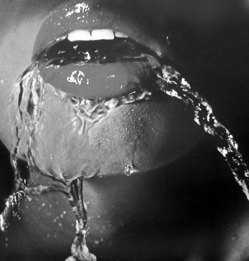 Boca de la que sale agua