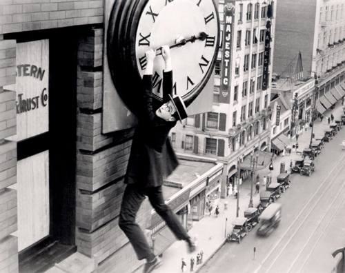 Escena de "El hombre mosca" en la que Harold Lloyd cuelga de la manilla de un reloj gigante