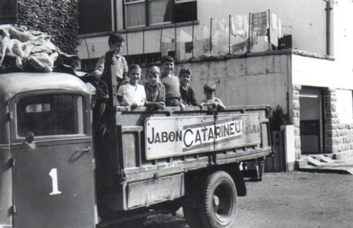 Imagen antigua de un camión de la marca