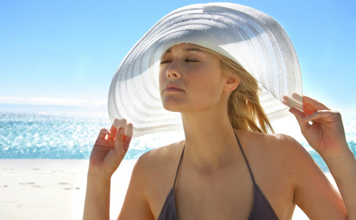 Chica tomando el sol hat