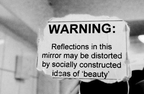 Advertencia: El reflejo en este espejo podría estar distorsionado por "conceptos de belleza" construidos por la sociedad.