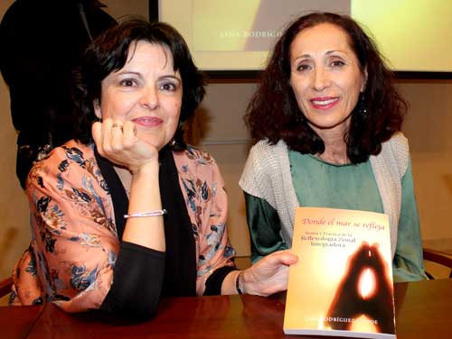 Concha Picazo (izquierda) y Lina Rodríguez (derecha) en la presentación del libro