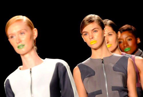 models labios amarillos