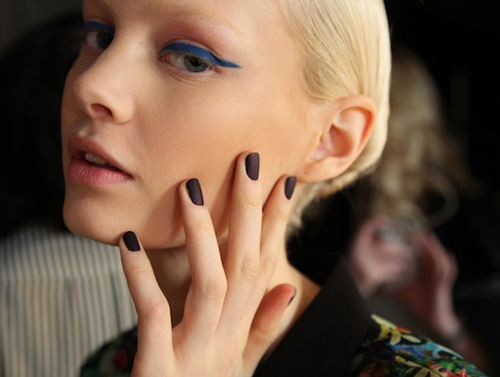 tendencia-manicura-unas-negro-mate-invierno-2013