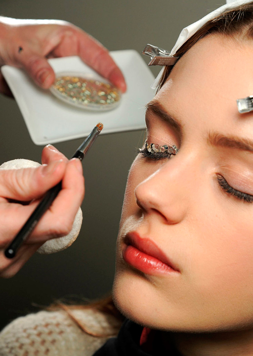 maquillaje-fiesta-glitter-chanel-paso-a-paso