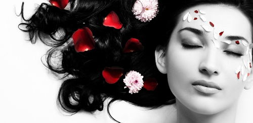 Cara de mujer con pétalos de flores 650_femme-7