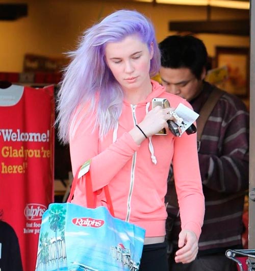 ireland-baldwin-purple-hair-pelo-orquidea-radiante