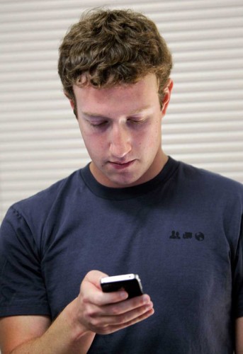 mark-zuckerberg-con-el-movil