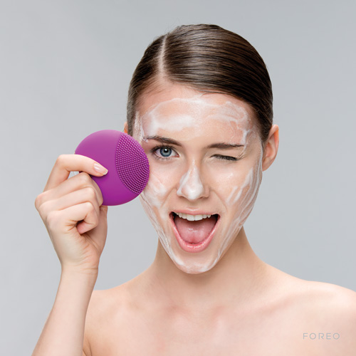 FOREO_LUNAmini_Model_Female_use_cleanser