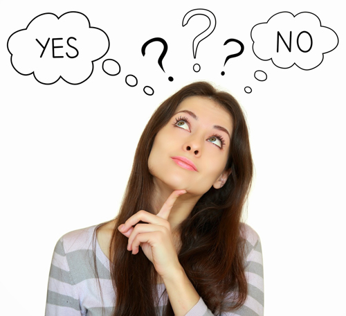 Mujer que no sabe qué crema elegir