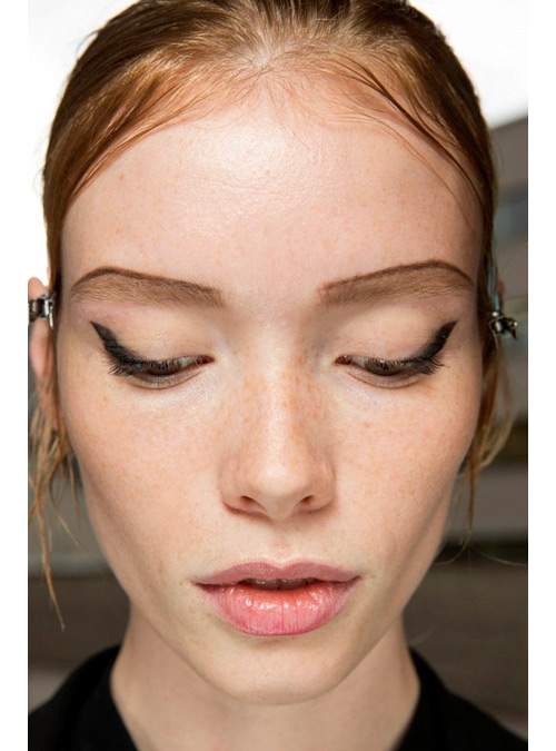 tendencias-maquillaje-primavera-2015-eyeliner-prada