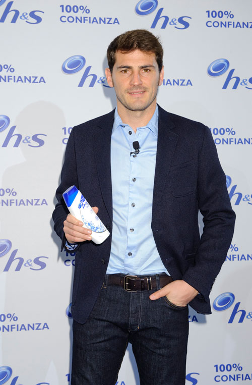 Iker-Casillas-y-Campaña-100&-confianza-h&s