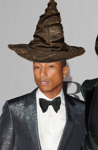 pharrell-williams con sombrero a lo Harry Potter