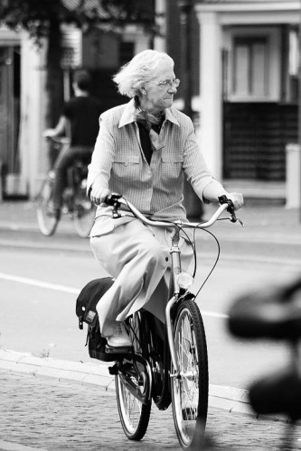 anciana en bicicleta