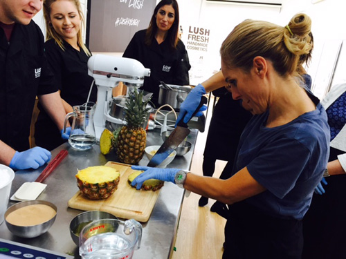 Cortando piña en Lush Kitchen