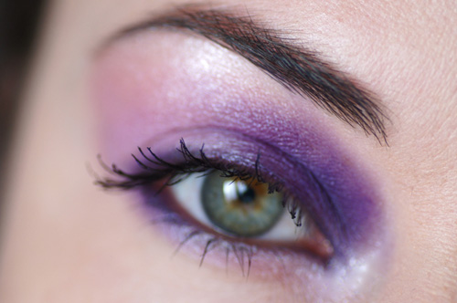 ojo con sombra violeta