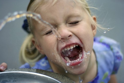 niña bebiendo agua
