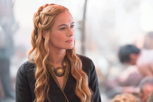 Cersei-Lannister-con-el-pelo-rizado