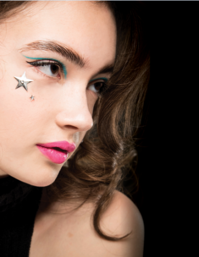 En el desfile de Jeremy Scott se vieron eyeliners creativos adornados con estrellas metalizadas. Foto: Luca Cannonieri para MAC Cosmetics.