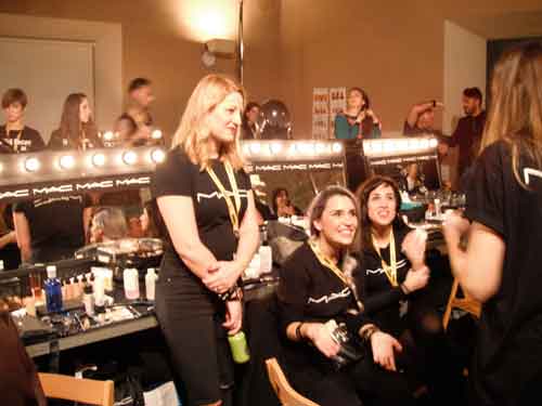 Equipo de M.A.C. en el backstage de 080