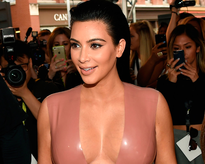 Kim Kardashian parece que se baña en botox