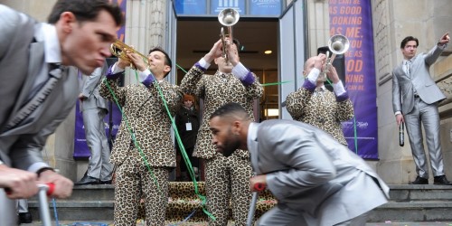 Modelos ridículamente guapos celebran la apertura del centro