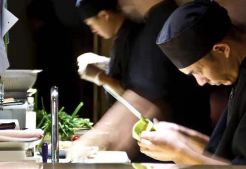 Preparando edamame en el restaurante japonés Shibui