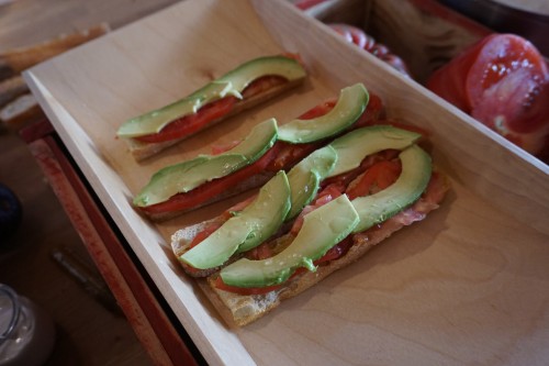 tostas de aguacate con tomate